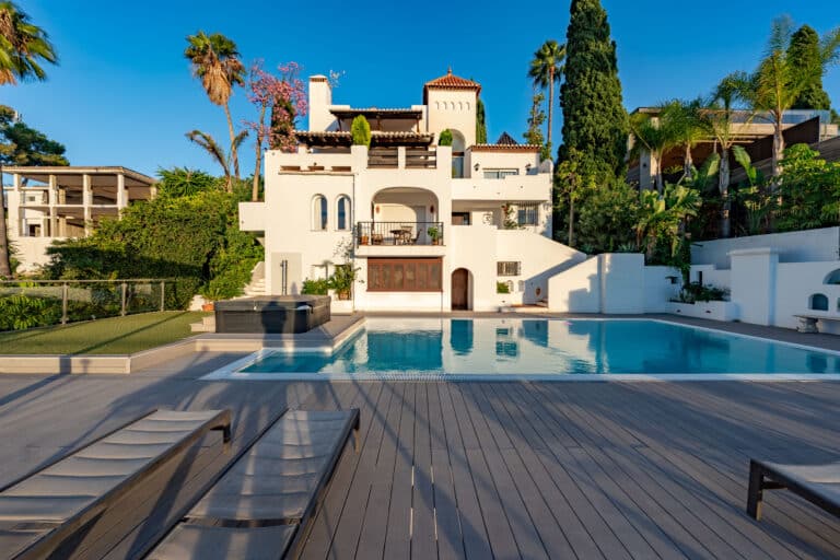 Luxurious Mediterranean villa with swimming pool and pam trees